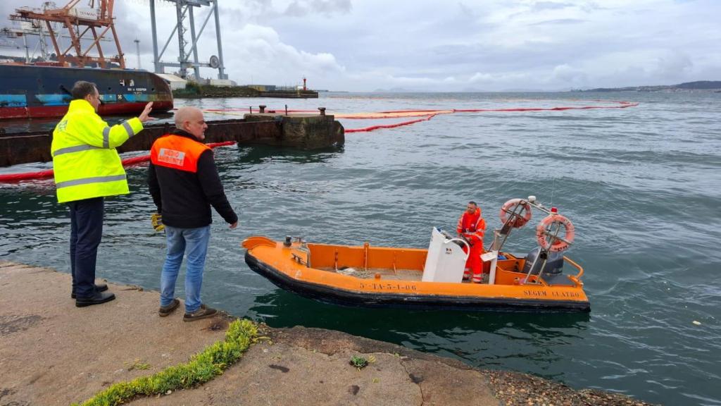 Trabajos de limpieza del vertido de aceite de palma en el Puerto de Vigo