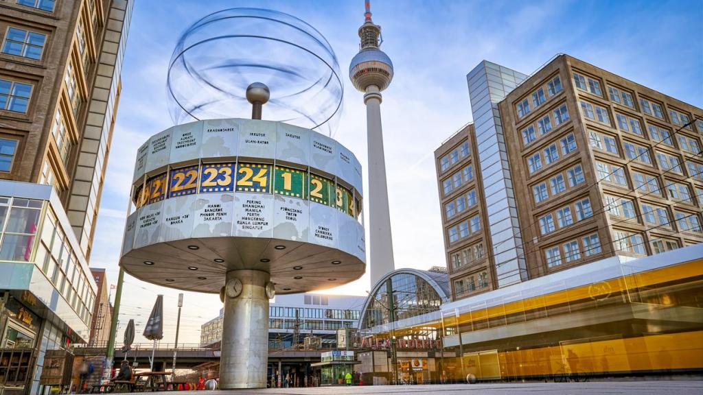 Vista del reloj mundial y la torre de televisión en Alexanderplatz.