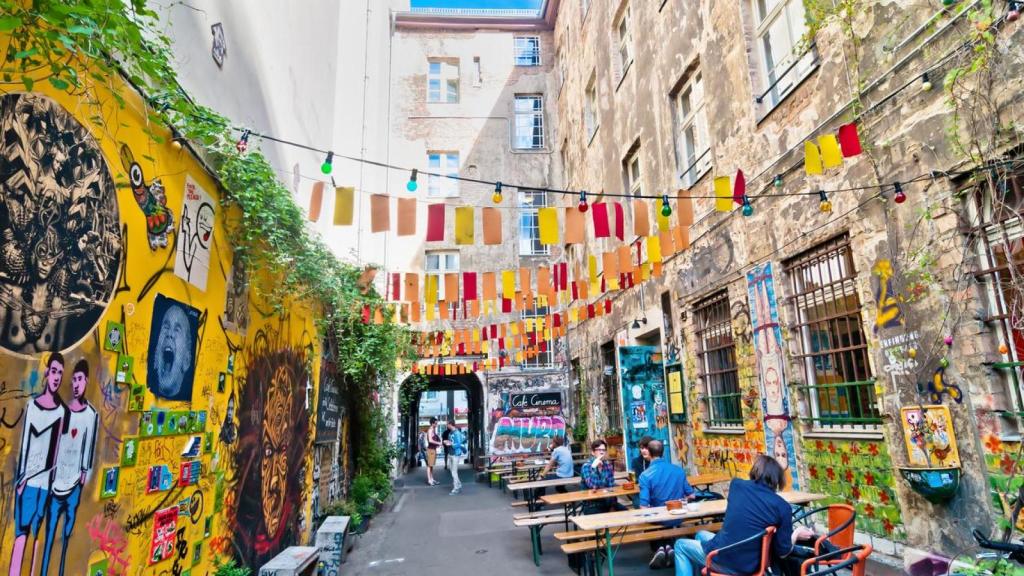 La galería Haus Schwarzenberg se encuentra en un conocido callejón del distrito de Mitte ideal para hacer fotos que reflejan el Berlín más genuino.
