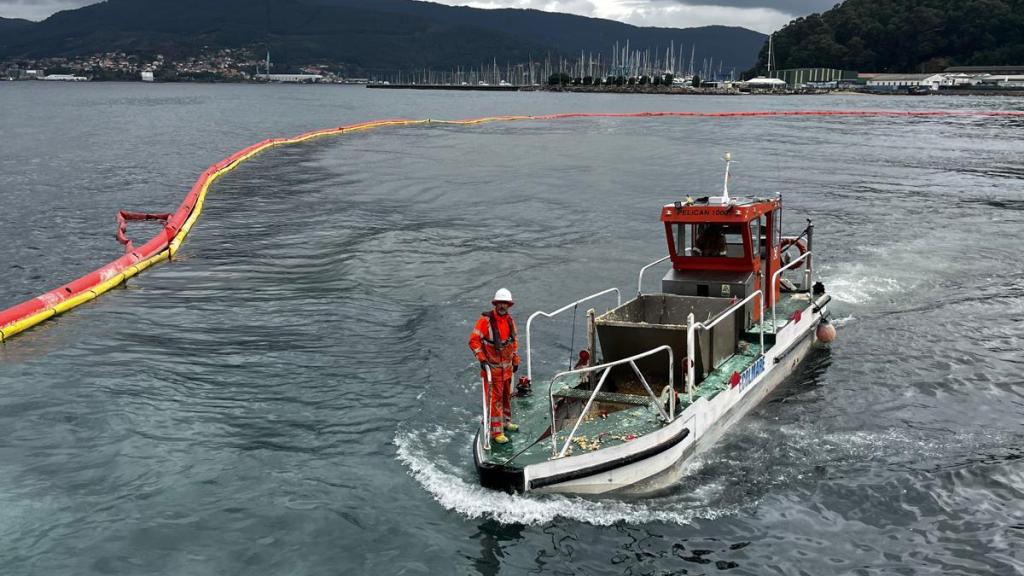 Trabajos de limpieza en el Puerto de Vigo