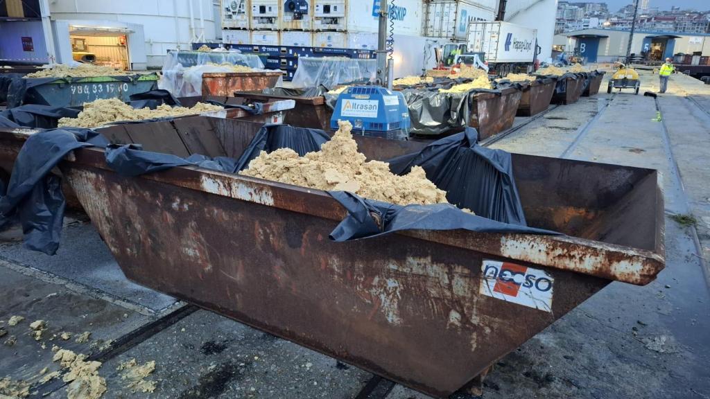 Contenedores de aceite de palma recogido en los trabajos de limpieza