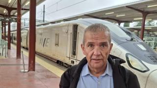 Miguel Ángel en la estación antes de coger el tren