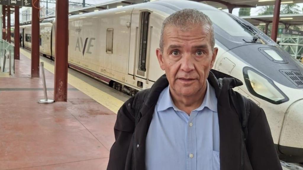 Miguel Ángel en la estación antes de coger el tren