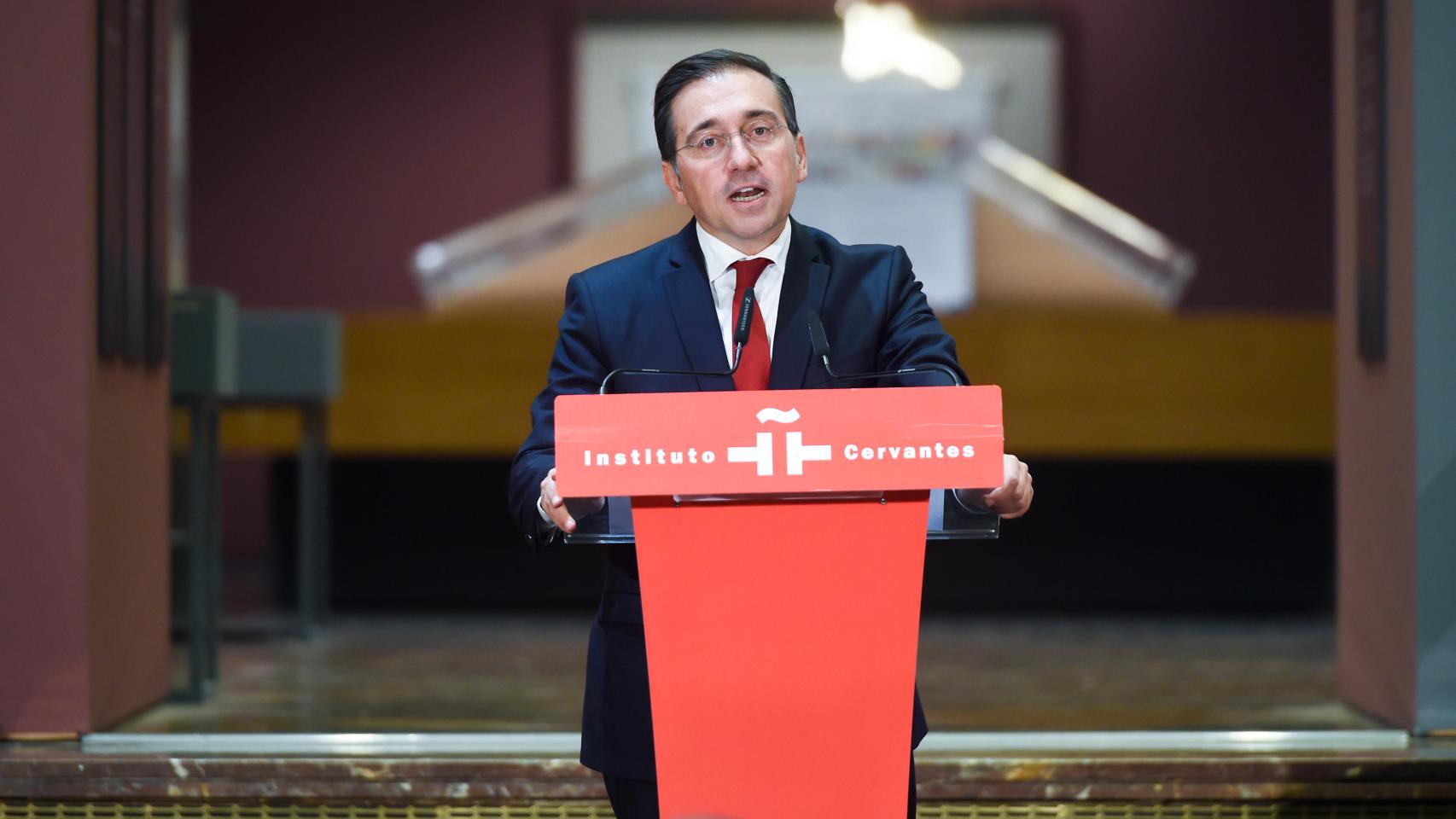 El ministro de Asuntos Exteriores, Unión Europea y Cooperación, José Manuel Albares, preside la inauguración de la exposición 'La mitad del mundo. La mujer en el México indígena'.