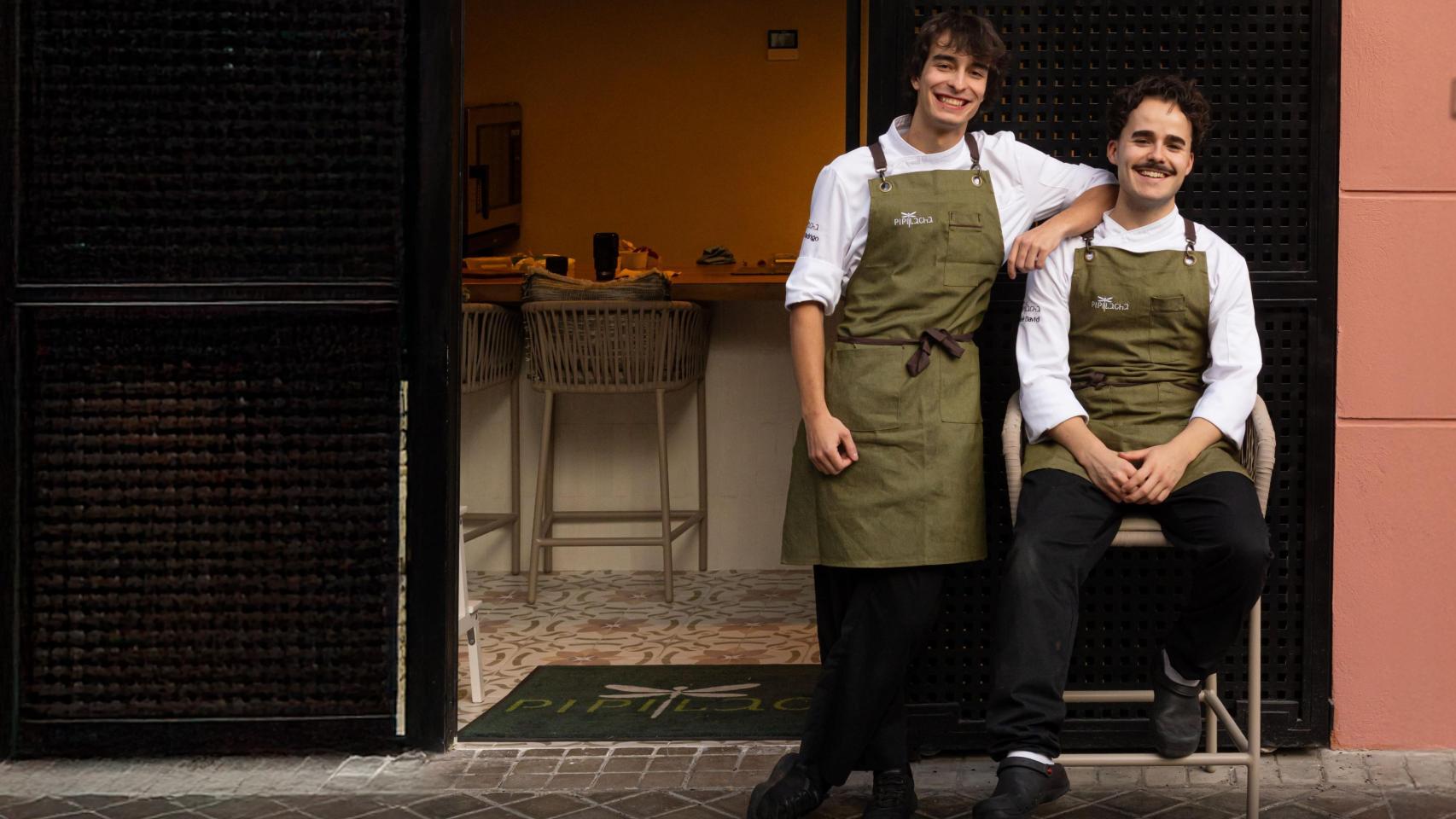 Noe David y Arán Rodrigo, en la puerta de su restaurante Pipilacha.