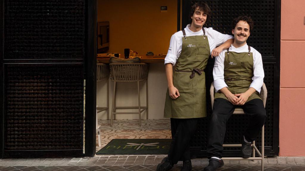 Noe David y Arán Rodrigo, en la puerta de su restaurante Pipilacha.