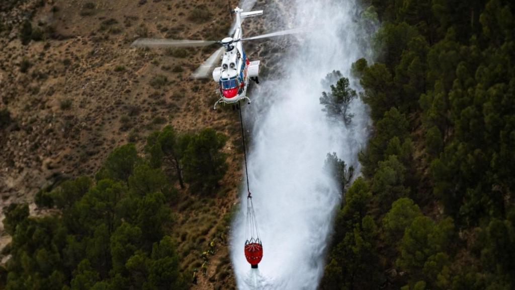 Helicóptero H215 combatiendo un incendio
