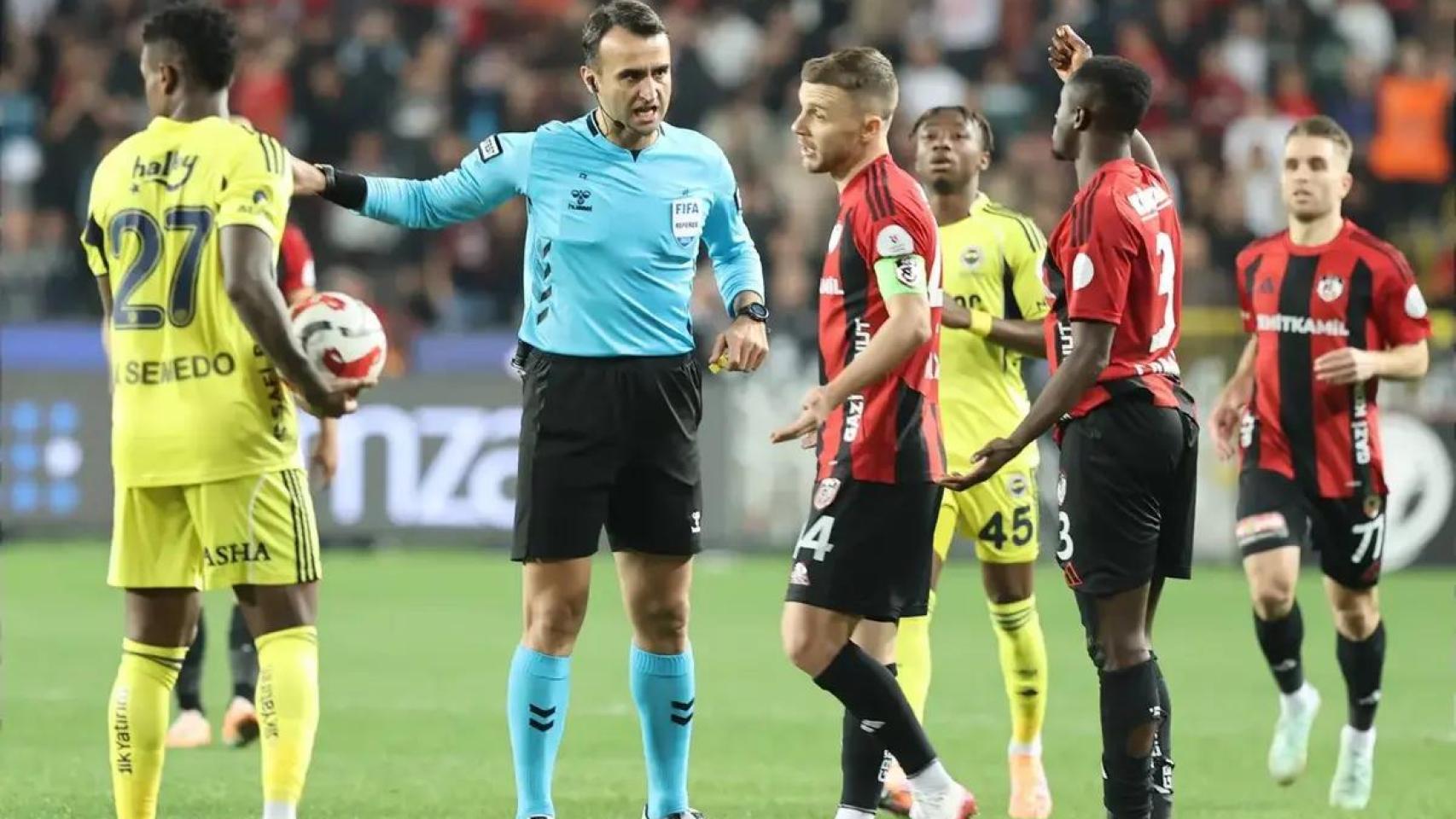 Los jugadores del Gaziantep y del Fenerbahçe rodean al árbitro.