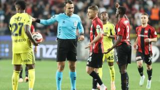 Los jugadores de Gaziantep y Fenerbahçe rodean al árbitro.