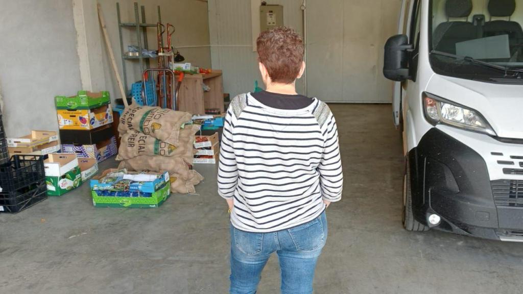 Sonia en el almacén de fruta.