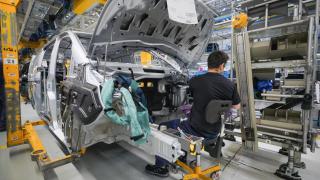 Trabajador en la factoría de Mercedes-Benz en Vitoria