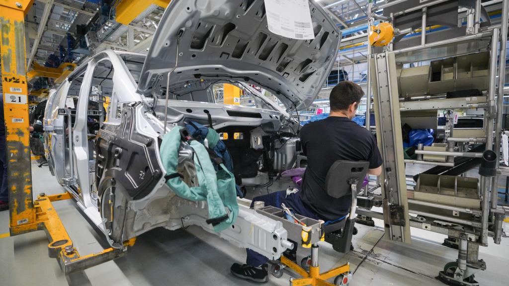 Trabajador en la factoría de Mercedes-Benz en Vitoria