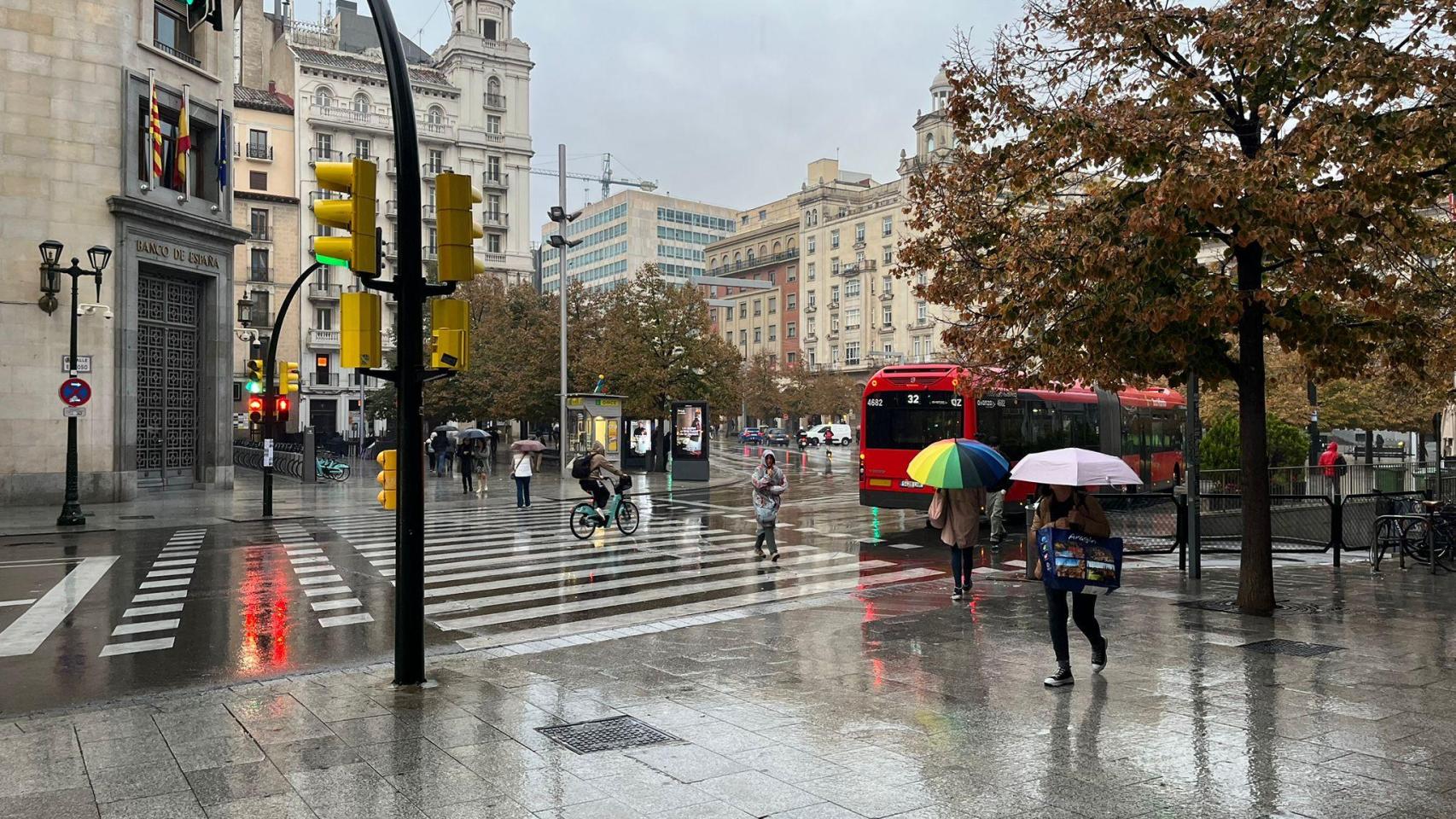 Lluvia en la Plaza de España de Zaragoza