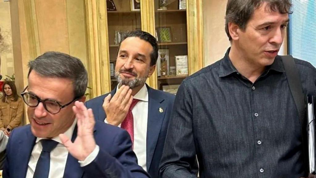 Miguel Ángel Gallardo y David Sánchez Castejón, durante la presentación de una ópera en la Diputación de Badajoz.