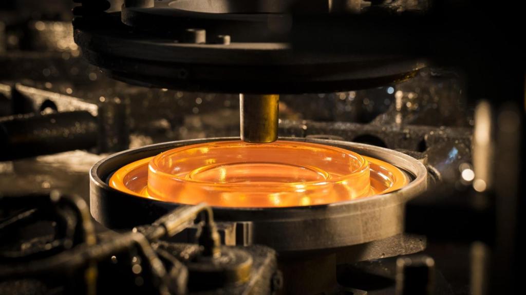 Proceso de producción del aislante de vidrio para los cables de alta tensión que produce Verescence en La Granja (Segovia)