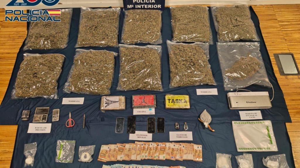 Droga, dinero y otros efectos intervenidos tras la detención de un grupo criminal que operaba en Vigo y Nigrán