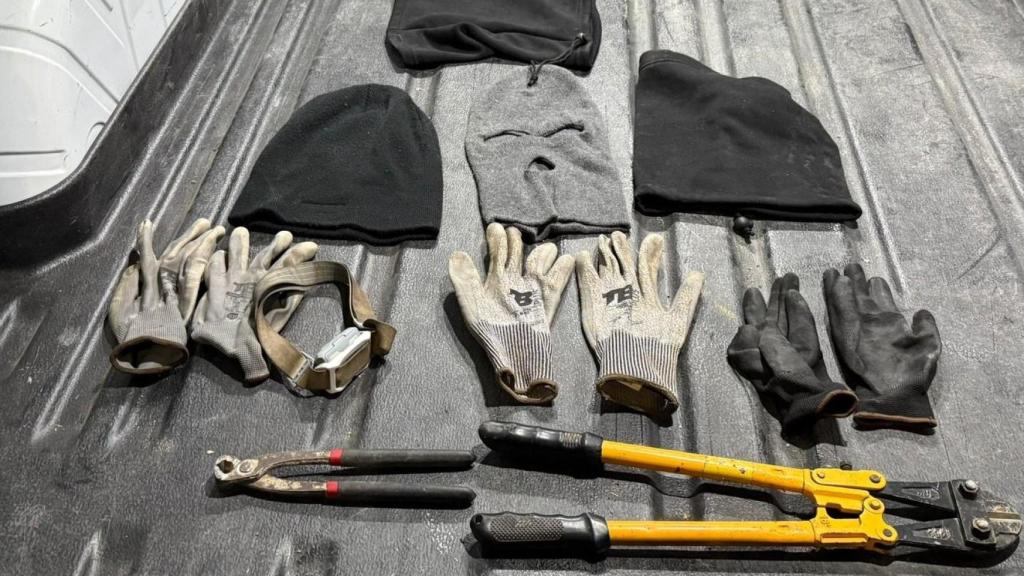 Pasamontañas, cizallas y otros utensilios