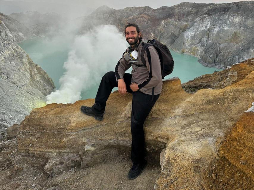 Adrián Laguente en la cima del cráter del volcán Mount Ijem, en Indonesia