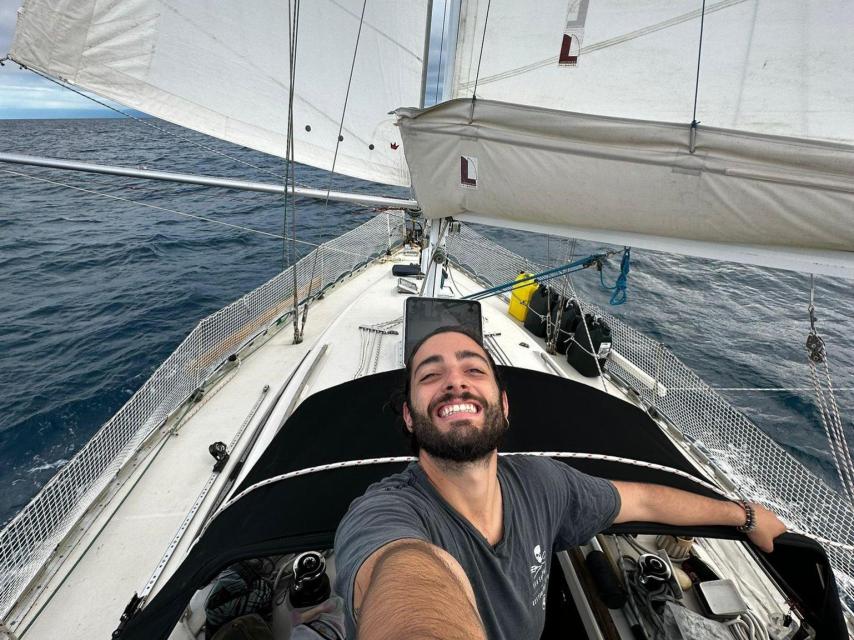 Tras casi 900 días de vuelta al mundo, Adrián se propone regresar a España para la Semana Santa 2026