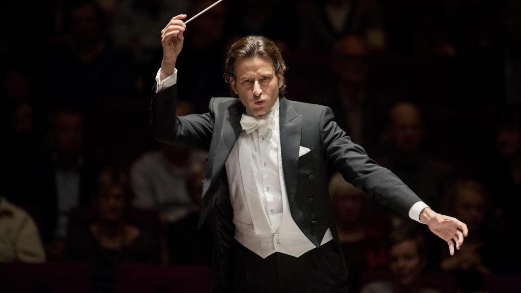 Gustavo Gimeno durante un concierto. Foto: Marco Borggreve