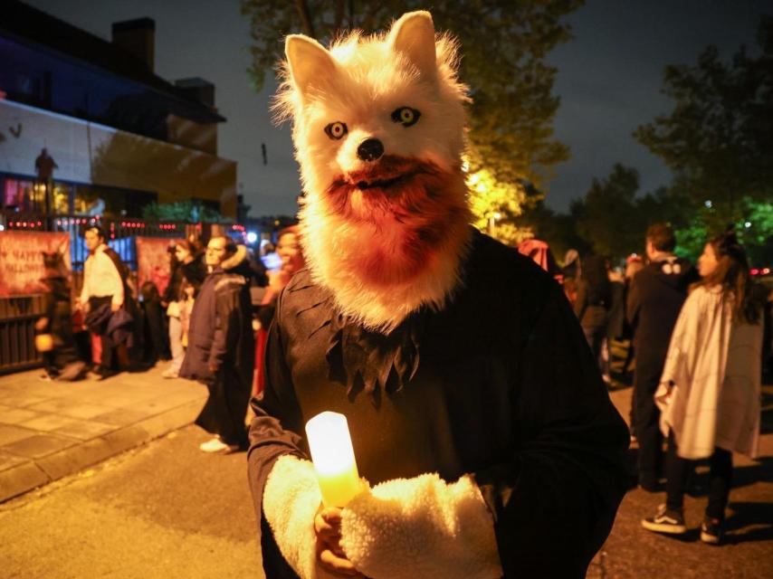 Persona disfrazada en la noche de Halloween de Paracuellos.
