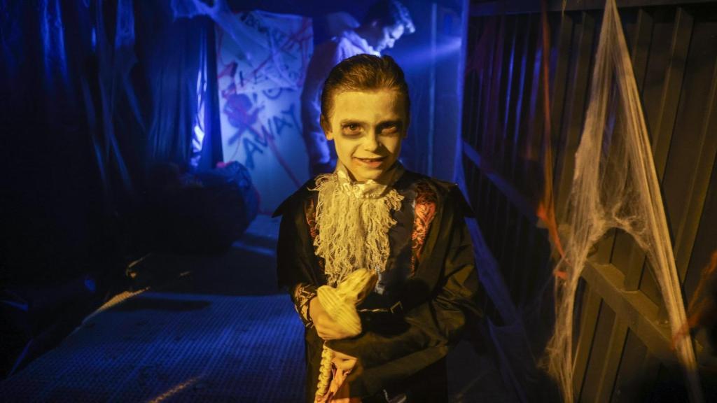 Un niño disfrutando del Halloween de Paracuellos.