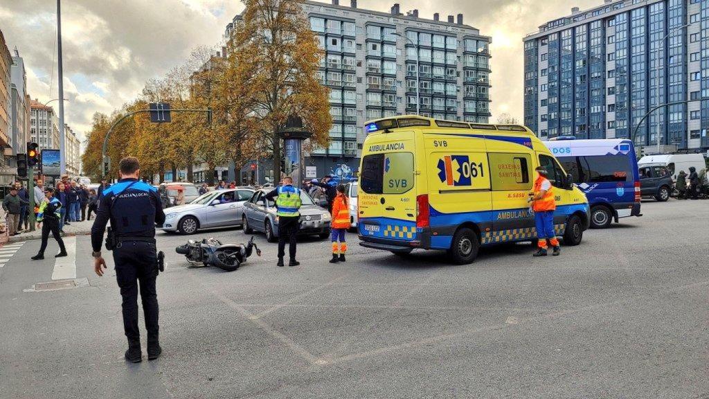 Herida en A Coruña una motorista tras chocar contra un coche en Os Mallos