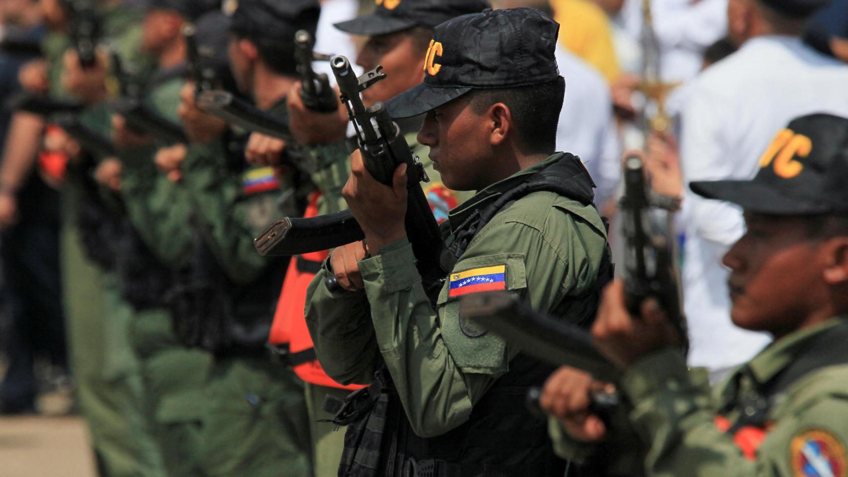 Miembros de la Guardia Nacional Bolivariana de Venezuela se forman durante un patrullaje de seguridad reforzado en el lago de Maracaibo.
