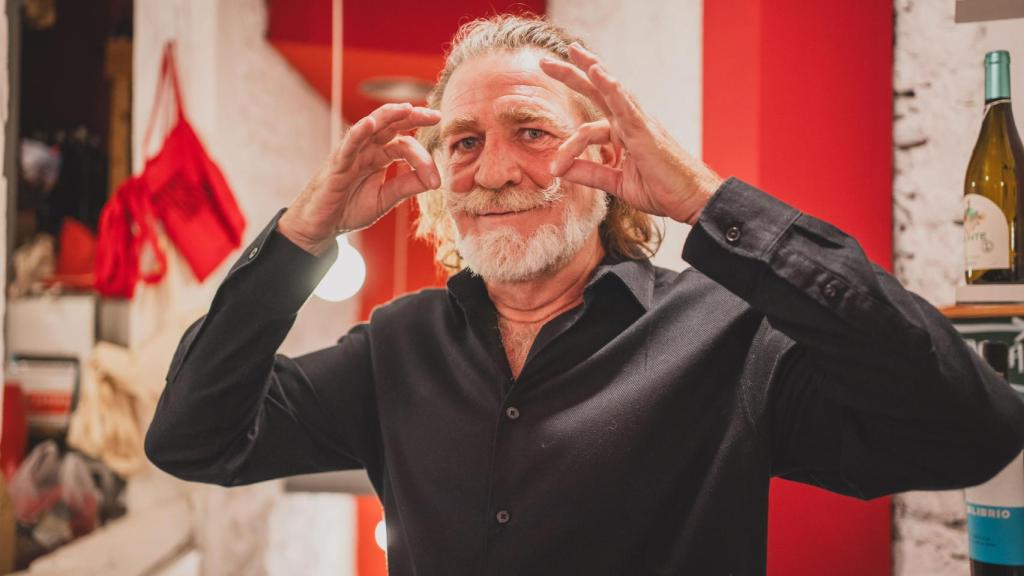 Juanjo Artero posa para la cámara de EL ESPAÑOL en una céntrica librería de Madrid.