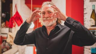 Juanjo Artero posa para la cámara de EL ESPAÑOL en una céntrica librería de Madrid.