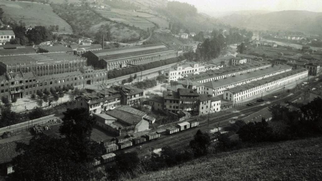 Vista general de la Fábrica de Armas de Trubia y del barrio de Junigro, tomada hacia 1936, cuando aún tenía estación de tren propia para dar salida a su producción.