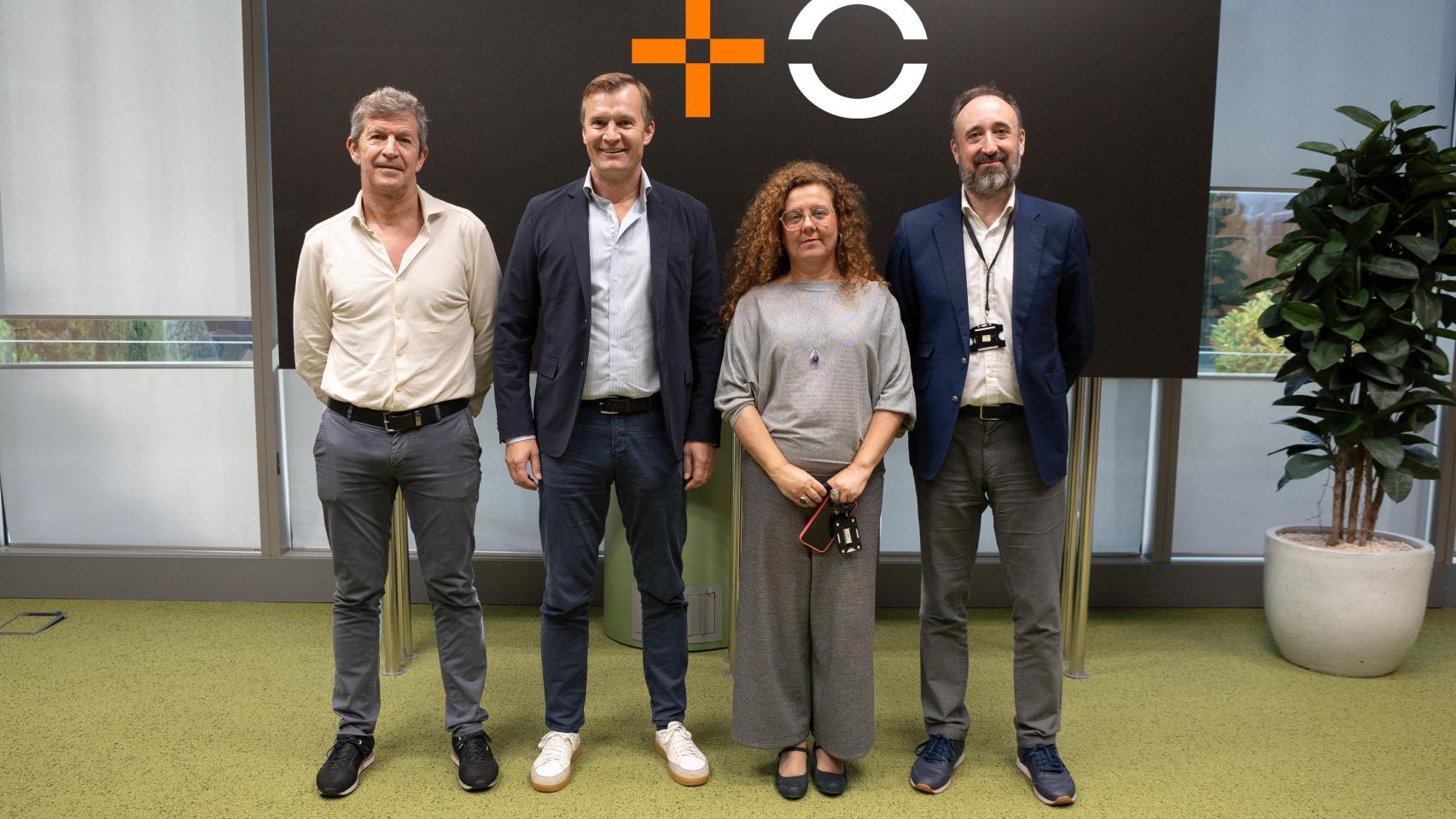 De izquierda a derecha: Alfredo Mesa (UGT); el consejero delegado de MasOrange, Meinrad Spenger; Ramona Pineros (CCOO) y Antonio Pérez (Fetico), tras la firma del convenio colectivo en MasOrange,