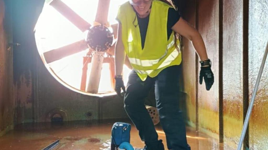 Erica Villena trabajando en el control de aguas.