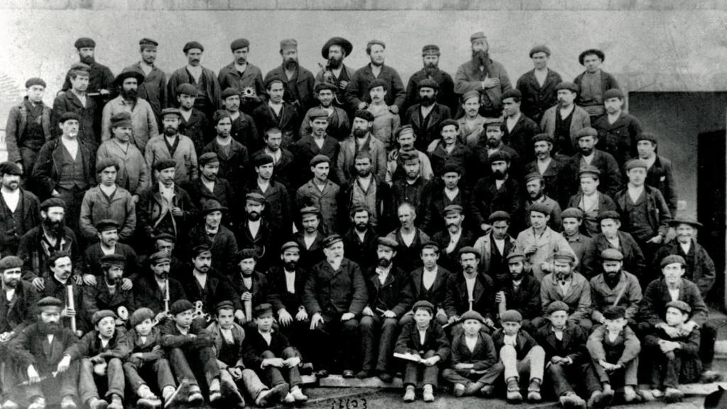 Retrato colectivo de operarios de la fábrica