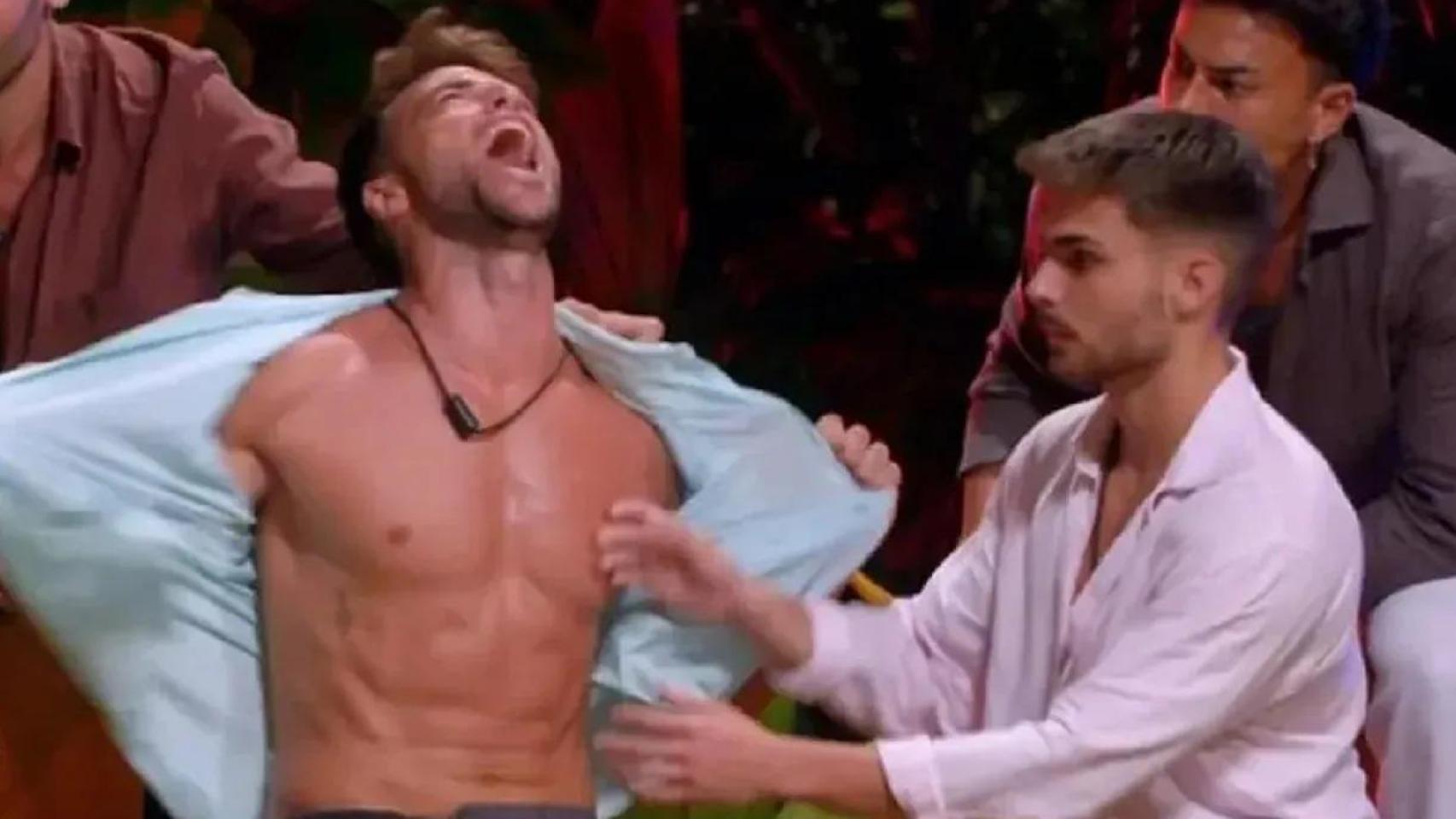 Montoya se abre la camisa cuando se entera en 'La isla de las tentaciones' de que su novia le ha sido infiel.