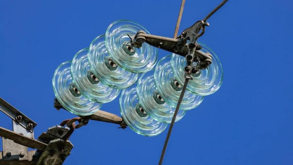 Aisladores eléctricos de vidrio en una torre de alta tensión