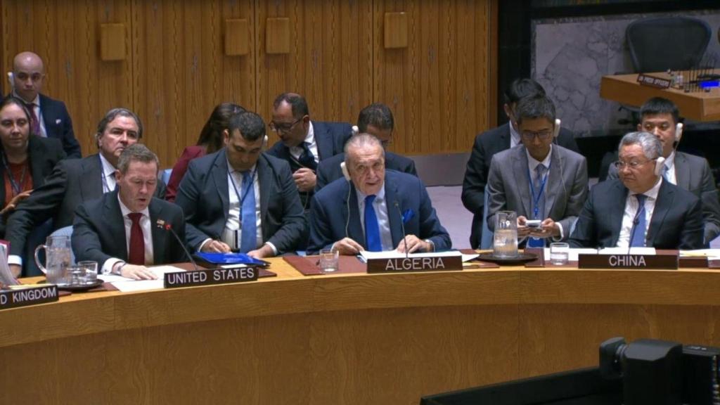 Los representantes en la ONU de Estados Unidos, Argelia y China, durante la sesión.