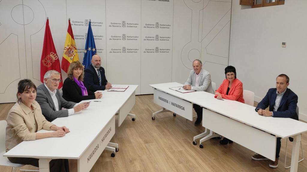 El portavoz de Bildu Adolfo Araiz (tercero por la derecha), este viernes durante la firma del acuerdo para los Presupuestos del Gobierno de Chivite.