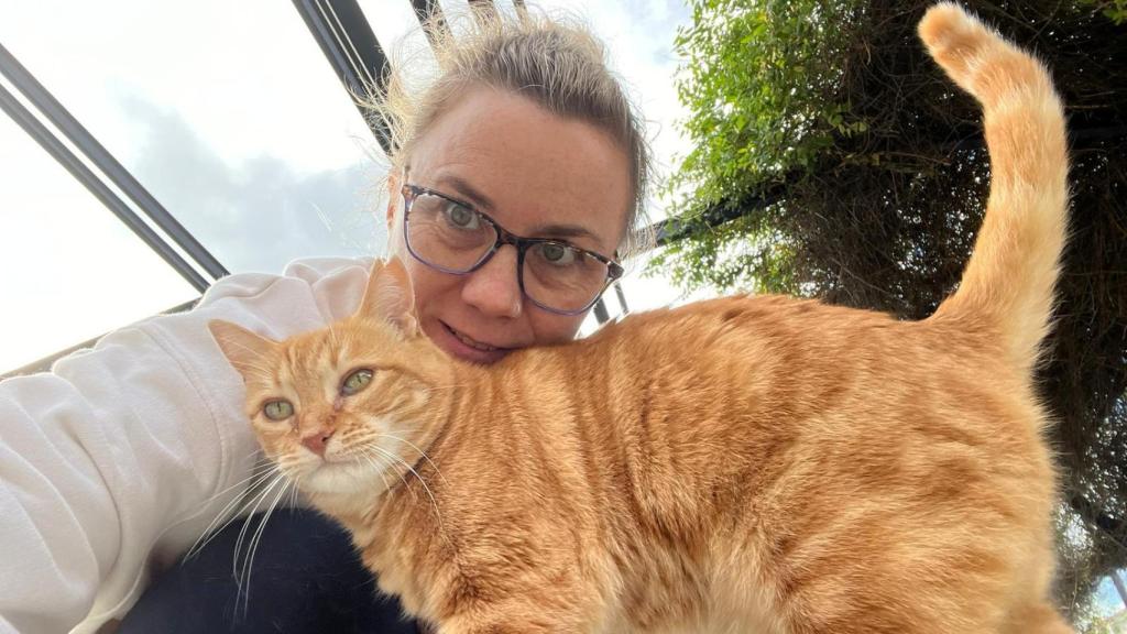 Victoria Lacalle con una gata de una colonia.