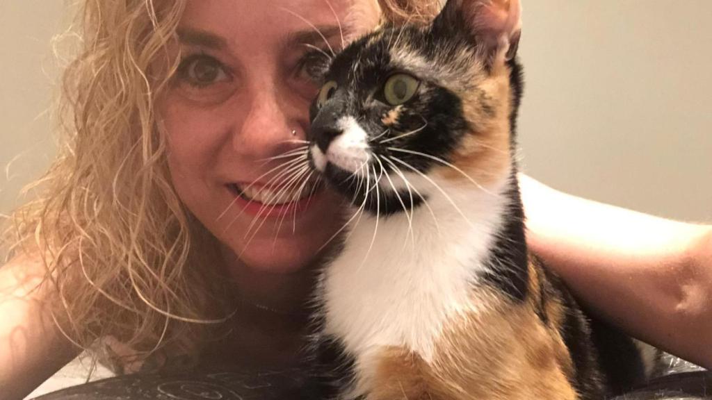 Victoria Lacalle con otra gata de una colonia de Madrid.