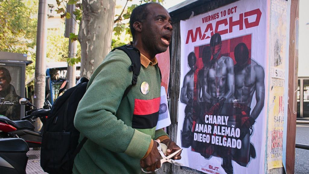Mariano José Nsué Obama paseando por las calles de su barrio.