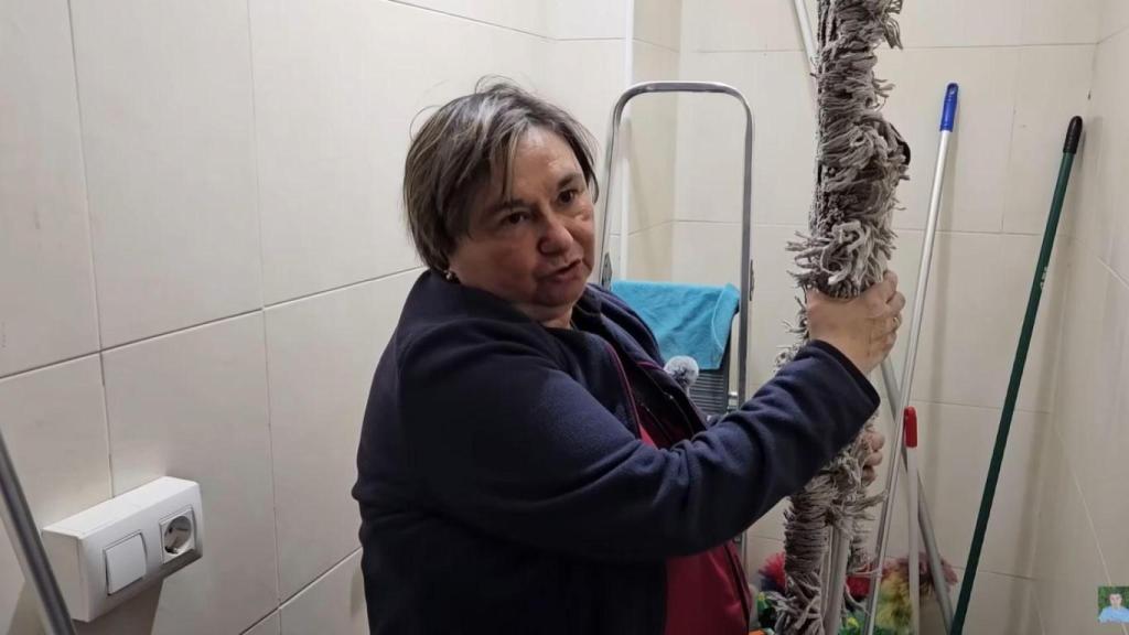 María José, limpiadora, en el cuarto de limpieza del edificio.