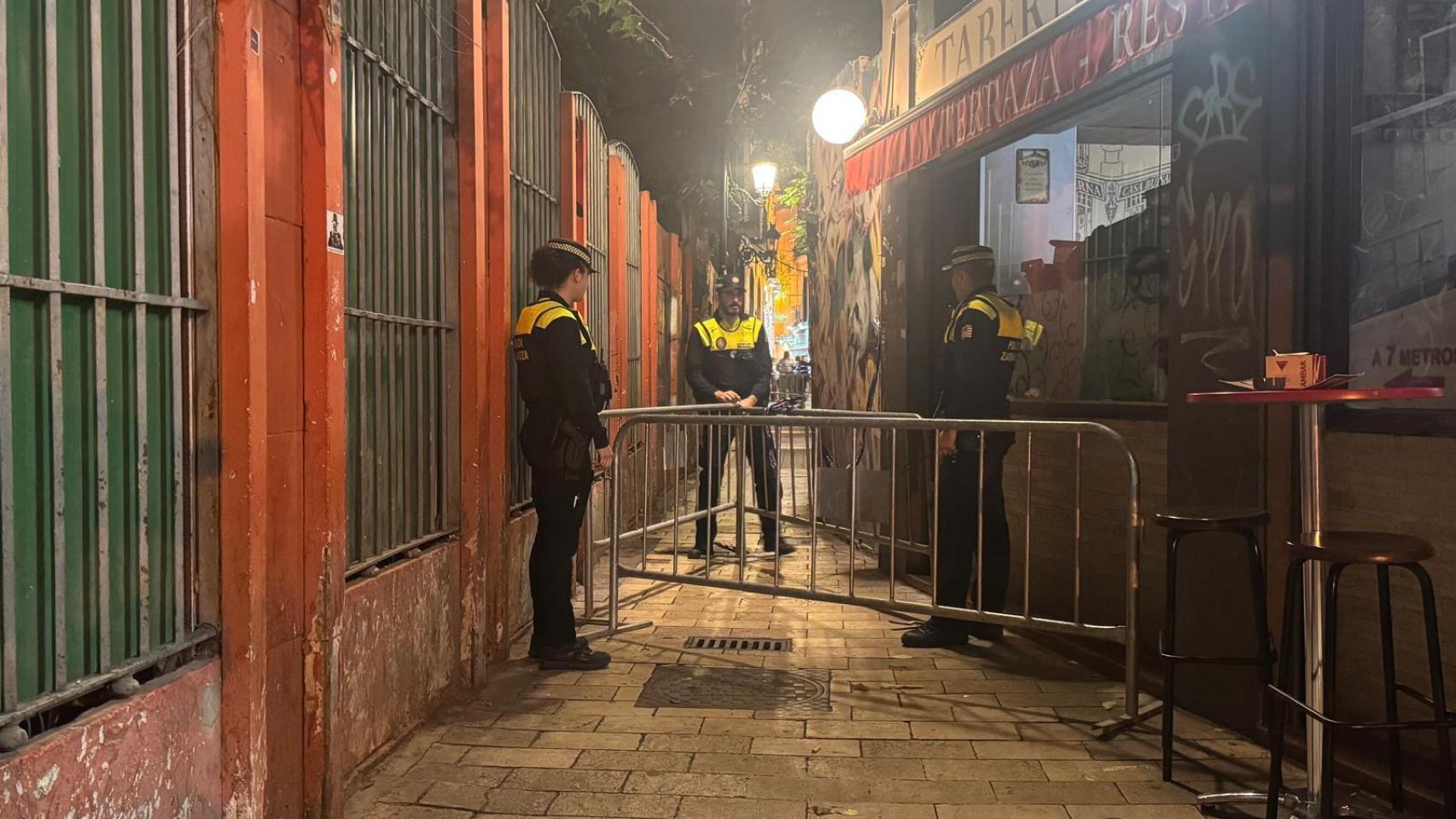 Tramo cortado en la calle de los Estébanes entre la calle de Ossau y Bodegas Almau, cuando se produjo el desprendimiento de una fachada.