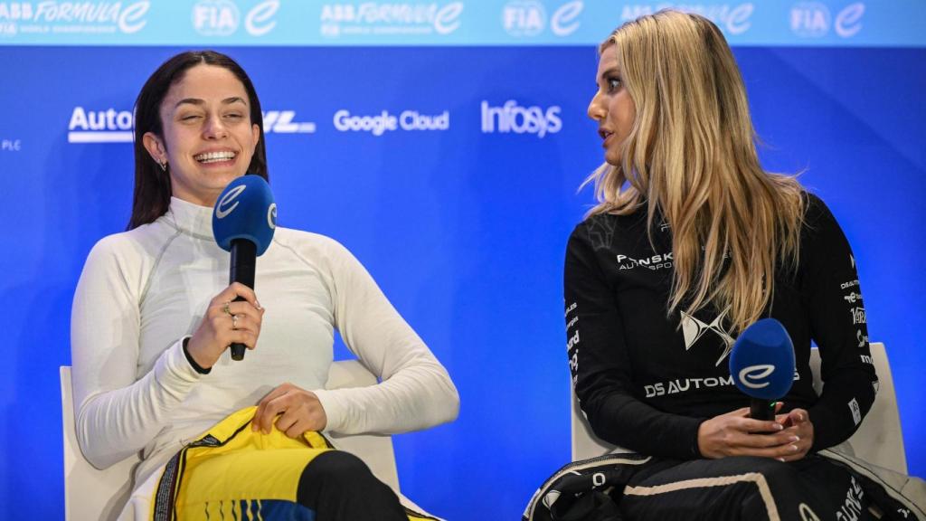 Las pilotos hablan con los medios durante las jornadas de test de pretemporada.