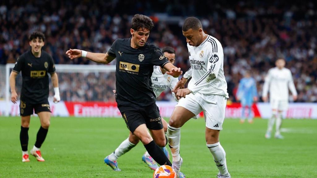Mbappé, con el balón en los pies en el partido de la temporada pasada ante el Valencia.