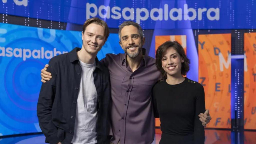 Roberto Leal posa en el plató de 'Pasapalabra' con Manu Pascual y Rosa Rodríguez.