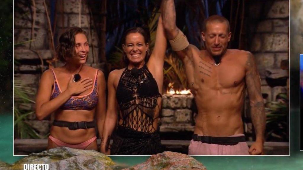 Laura Madrueño alza el brazo derecho de Rubén Torres como ganador de 'Supervivientes All Stars'.