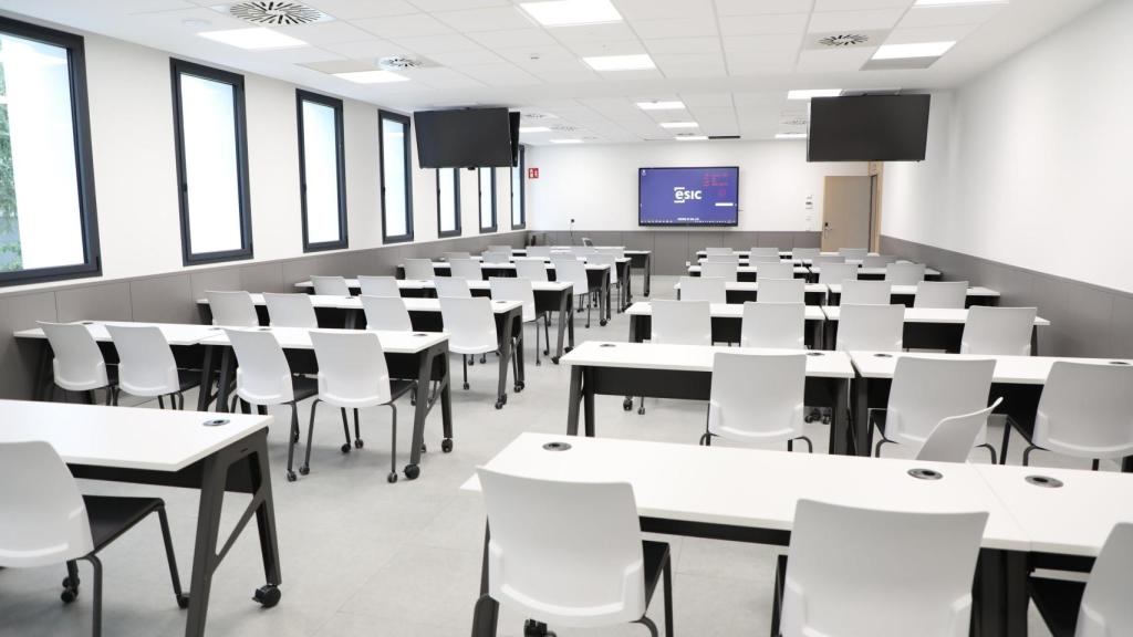 Interior de una clase en el campus de Madrid de ESIC University.