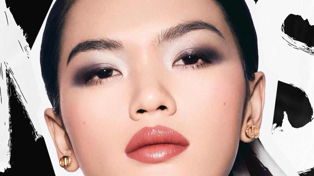 Un párpado potente con sombras en tonos azul noche.