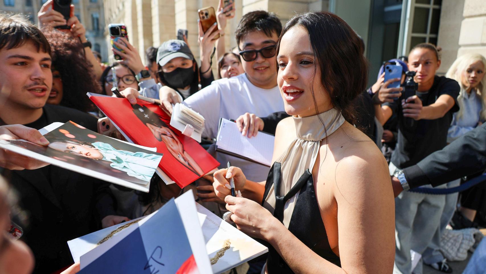 La cantante, rodeada de fans.